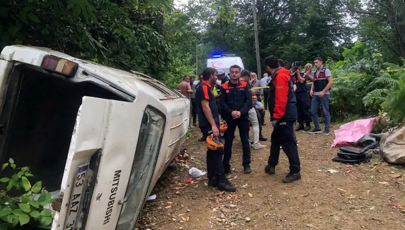 Rize'de Minibüs Kazası: Yamaçtan Yuvarlanan Araçta İki Can Gitti!