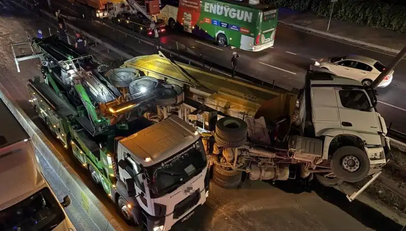 Moloz Yüklü Hafriyat Kamyonu Devrildi: Kimse Yaralanmadı, Olay Yerinde Panik Hakim