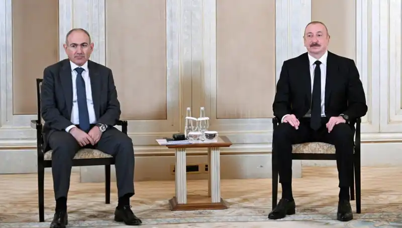 Aliyev ve Paşinyan, Abu Dabi'de Barış Müzakereleri İçin Bir Araya Geldi
