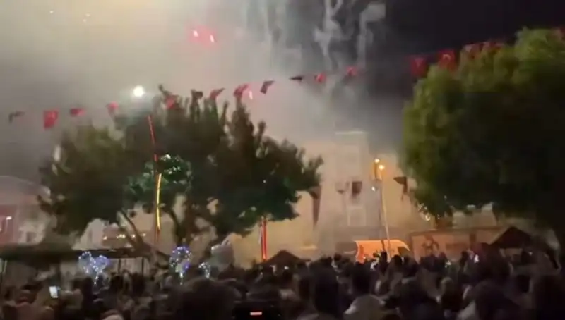 Alevler İçinde Kalan Havai Fişek Gösterisi Hastaneye Koşuşturdu