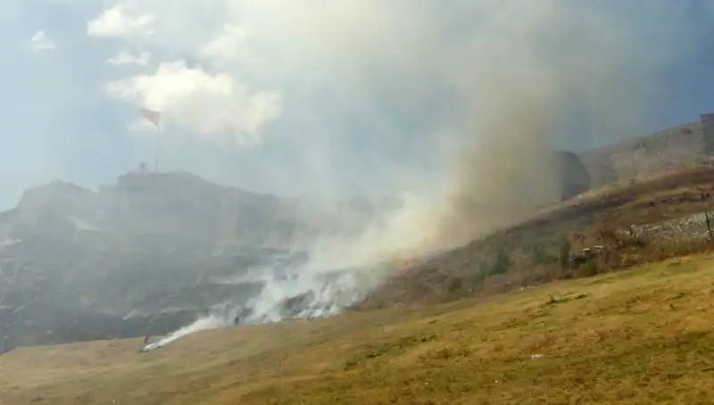 Kars Kalesi Eteklerinde Yangın Paniği: Anız Yangını Korkuttu!